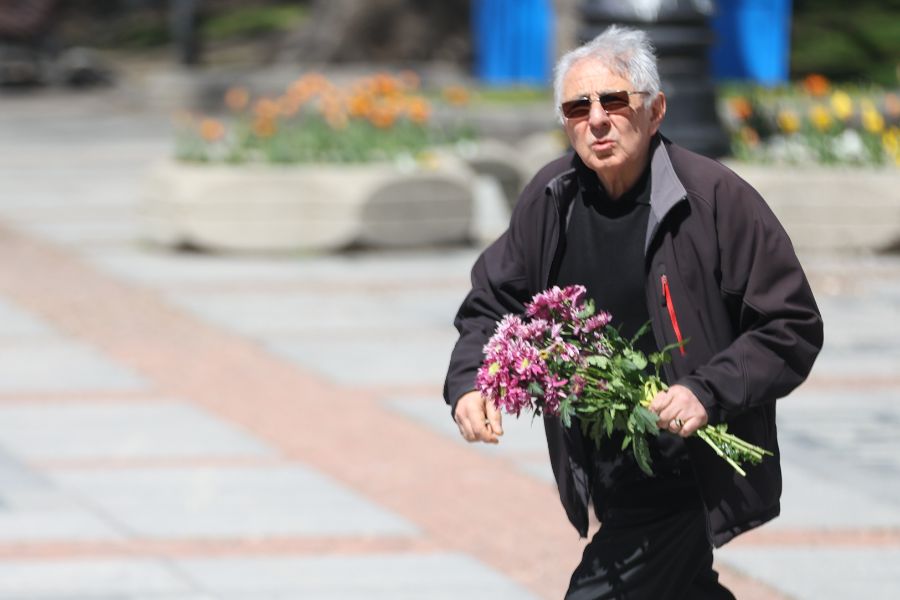 <p>Близки, приятели и граждани отдават почит пред тленните останки на композитора Михаил Белчев.</p>