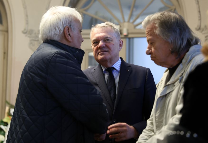 <p>Близки, приятели и граждани отдават почит пред тленните останки на композитора Михаил Белчев.</p>