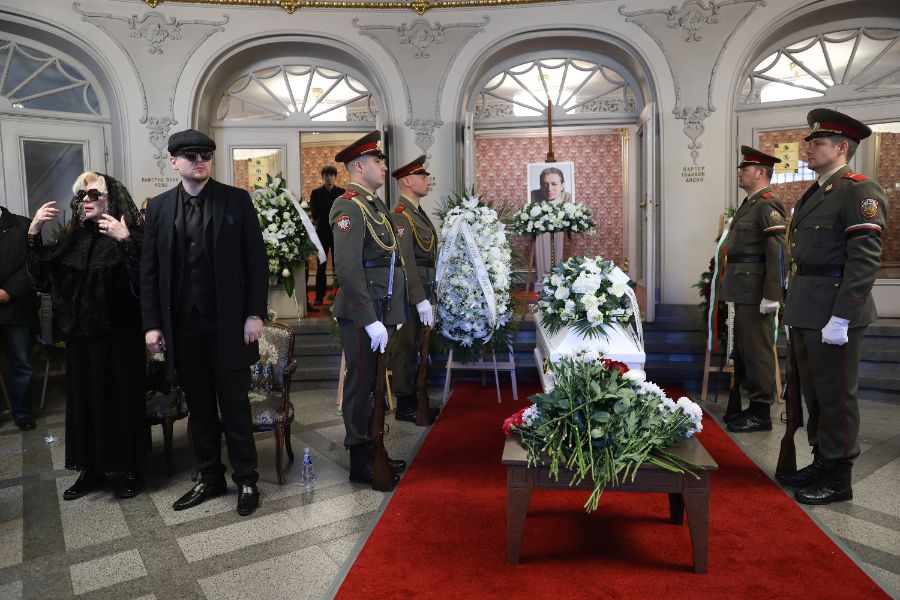 <p>Близки, приятели и граждани отдават почит пред тленните останки на композитора Михаил Белчев.</p>