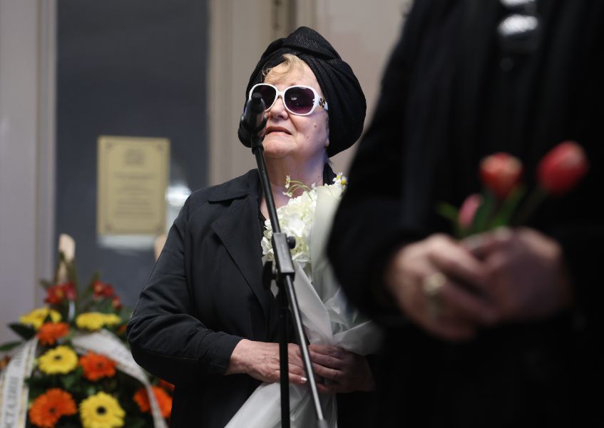 <p>Близки, приятели и граждани отдават почит пред тленните останки на композитора Михаил Белчев.</p>