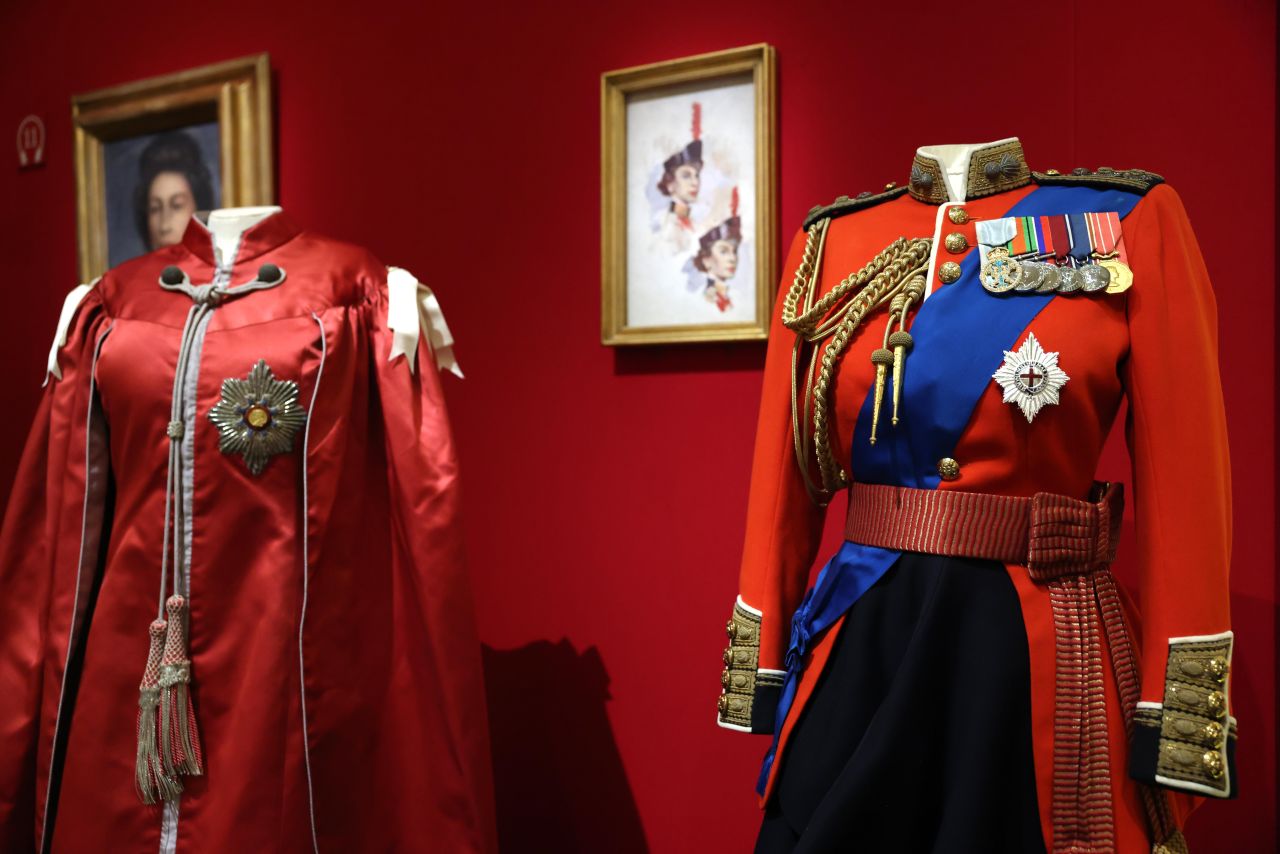 <p>Бъкингамският дворец отбелязва 100 г. от рождението на Елизабет II с уникална изложба на нейния гардероб &ndash; от детски рокли до легендарни тиари, разкриващи безстрашния ѝ стил и огромното ѝ влияние върху световната мода през десетилетията.</p>