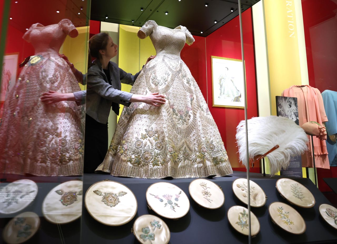 <p>Бъкингамският дворец отбелязва 100 г. от рождението на Елизабет II с уникална изложба на нейния гардероб &ndash; от детски рокли до легендарни тиари, разкриващи безстрашния ѝ стил и огромното ѝ влияние върху световната мода през десетилетията.</p>