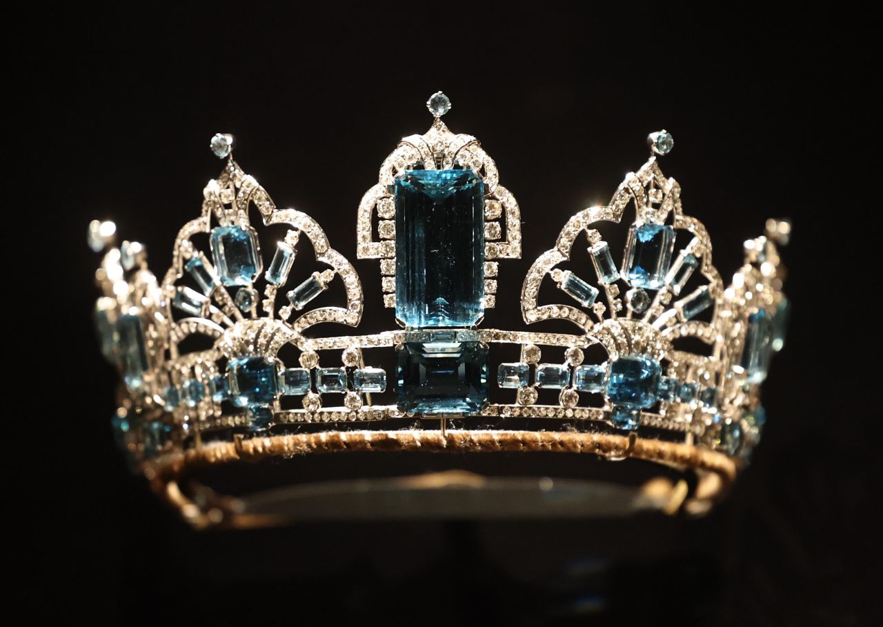 <p>Бъкингамският дворец отбелязва 100 г. от рождението на Елизабет II с уникална изложба на нейния гардероб &ndash; от детски рокли до легендарни тиари, разкриващи безстрашния ѝ стил и огромното ѝ влияние върху световната мода през десетилетията.</p>