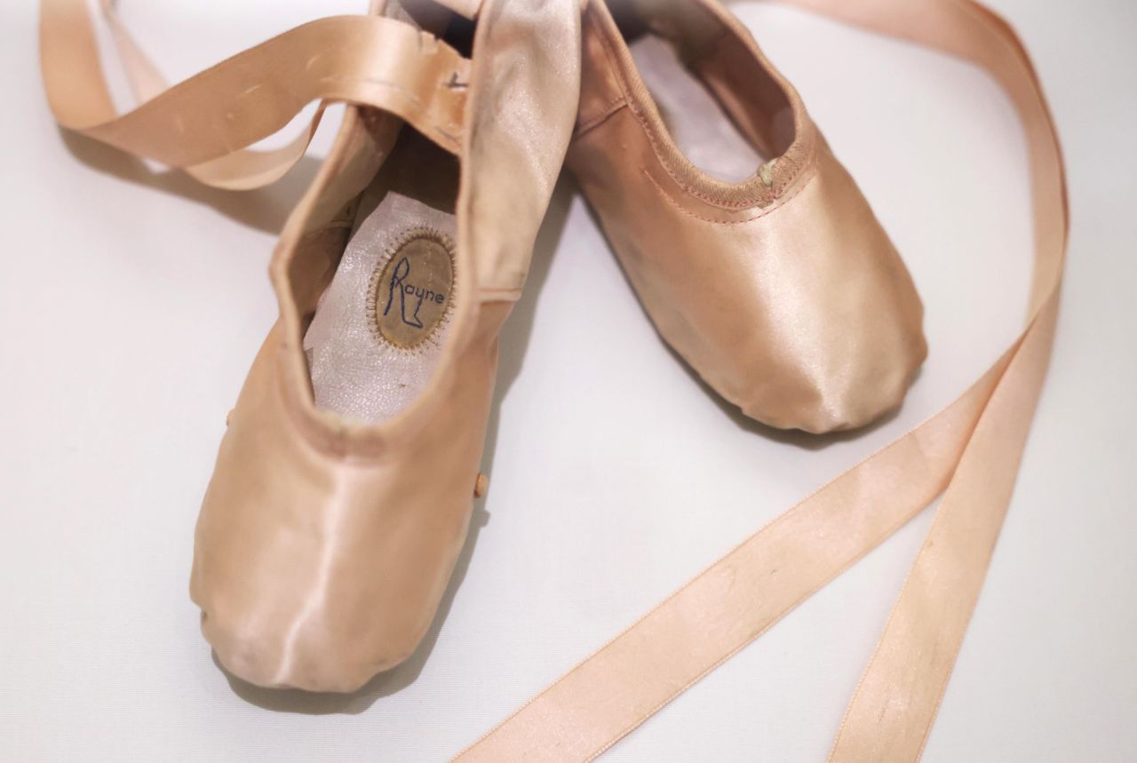 <p>Бъкингамският дворец отбелязва 100 г. от рождението на Елизабет II с уникална изложба на нейния гардероб &ndash; от детски рокли до легендарни тиари, разкриващи безстрашния ѝ стил и огромното ѝ влияние върху световната мода през десетилетията.</p>