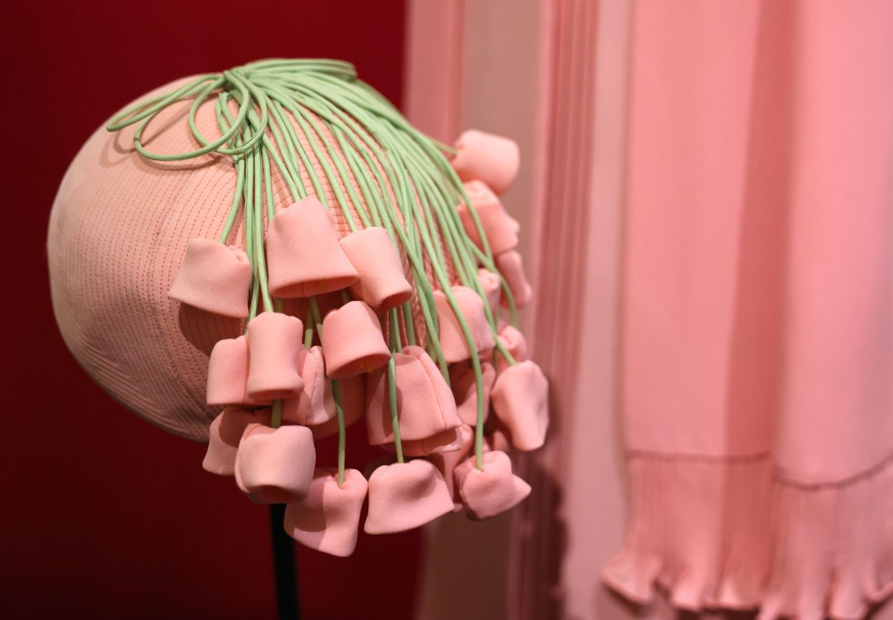 <p>Бъкингамският дворец отбелязва 100 г. от рождението на Елизабет II с уникална изложба на нейния гардероб &ndash; от детски рокли до легендарни тиари, разкриващи безстрашния ѝ стил и огромното ѝ влияние върху световната мода през десетилетията.</p>