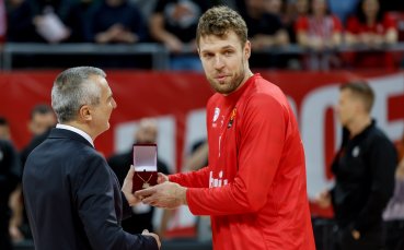 Трудна победа за Олимпиакос в София, посрещнаха Везенков като звезда