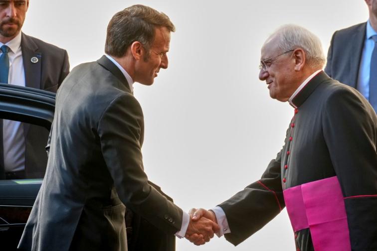 Макрон папата