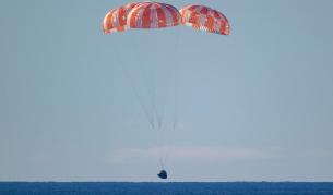 У дома! Екипажът на „Артемис II“ се приземи след историческата лунна одисея