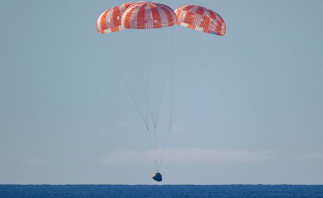 У дома! Екипажът на „Артемис II“ се приземи след историческата лунна одисея