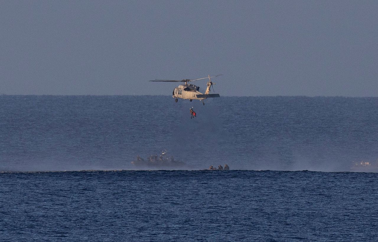 <p>Капсулата на &bdquo;Артемис II&ldquo; и нейният четиричленен екипаж прелетяха през земната атмосфера и се приводниха безопасно в Тихия океан тази нощ след близо 10 дни в космоса. &bdquo;Ние сме стабилни, екипажът е в отлично състояние&ldquo;, съобщи по радиото командирът на мисията Рийд Уайзман.</p>