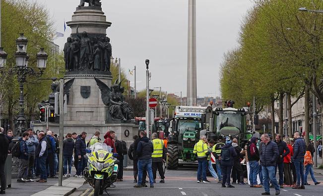 Ирландия пред горивен колапс: Протести спряха рафинерия и доставки