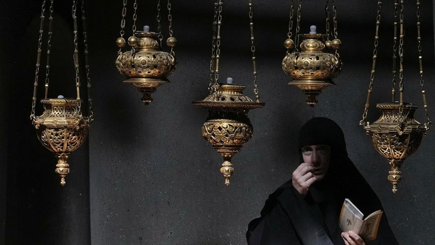 Чудото се случи! Благодатният огън слезе на Божи гроб в Йерусалим
