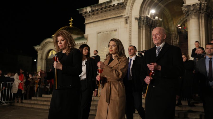 <p>Българският патриарх и Софийски митрополит Даниил възвести Христовото Възкресение и благослови българския народ пред катедралата &bdquo;Св. Александър Невски&ldquo; в София. Прозвучаха също Евангелието и тропарът за Възкресението, и възгласите: &bdquo;Христос воскресе - Воистину воскресе!&ldquo;</p>