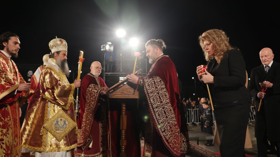 <p>Българският патриарх и Софийски митрополит Даниил възвести Христовото Възкресение и благослови българския народ пред катедралата &bdquo;Св. Александър Невски&ldquo; в София. Прозвучаха също Евангелието и тропарът за Възкресението, и възгласите: &bdquo;Христос воскресе - Воистину воскресе!&ldquo;</p>