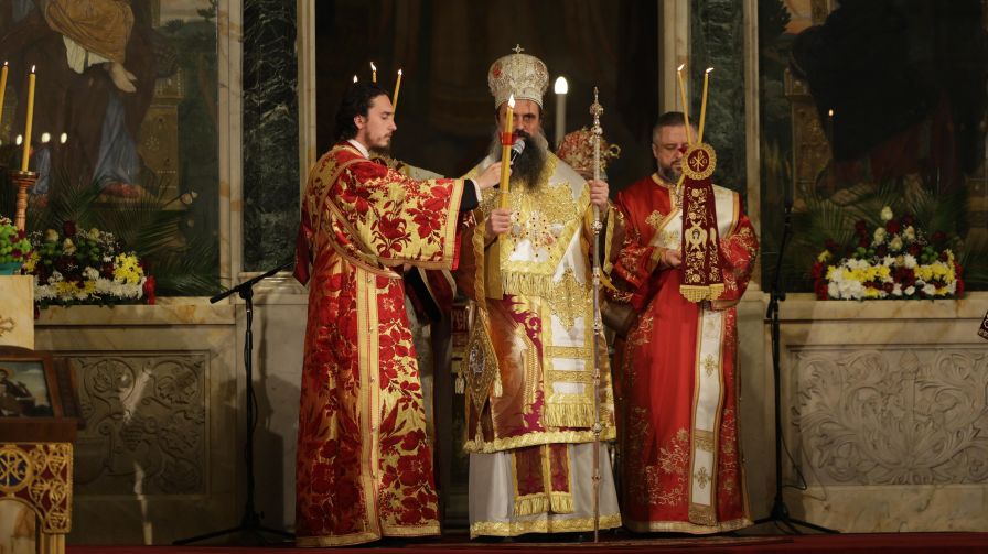 <p>Българският патриарх и Софийски митрополит Даниил възвести Христовото Възкресение и благослови българския народ пред катедралата &bdquo;Св. Александър Невски&ldquo; в София. Прозвучаха също Евангелието и тропарът за Възкресението, и възгласите: &bdquo;Христос воскресе - Воистину воскресе!&ldquo;</p>