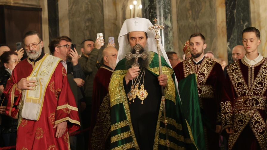 <p>Българският патриарх и Софийски митрополит Даниил възвести Христовото Възкресение и благослови българския народ пред катедралата &bdquo;Св. Александър Невски&ldquo; в София. Прозвучаха също Евангелието и тропарът за Възкресението, и възгласите: &bdquo;Христос воскресе - Воистину воскресе!&ldquo;</p>