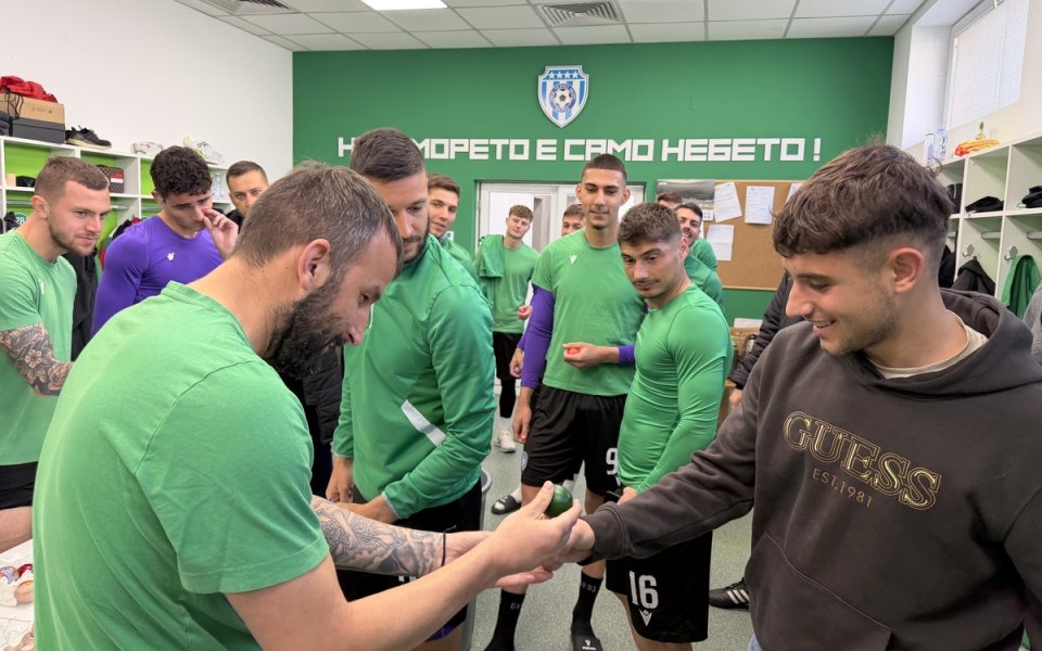 Николай Златев спечели турнир по борба с великденски яйца в Черно море