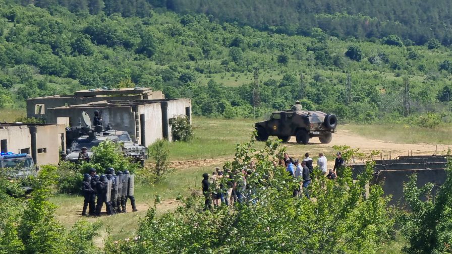 Заради планирани учения: Военна техника ще се движи по републиканската пътна мрежа