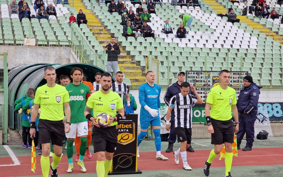 Берое и Локомотив Пловдив не се победиха, ще се говори дълго за странно съдийско решение