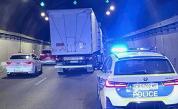 Шофьорът на тира, блокирал движението в тунел „Витиня“, остава в ареста