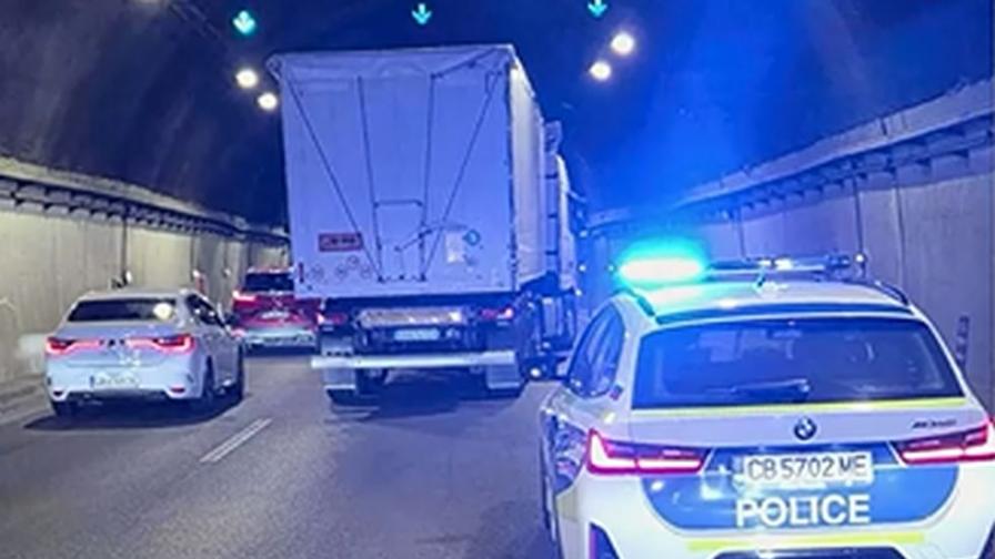 Шофьорът на тира, блокирал движението в тунел „Витиня“, остава в ареста