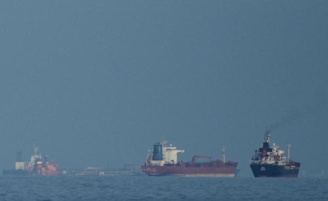 Въпреки блокадата: Китайски танкер премина през Ормузкия проток