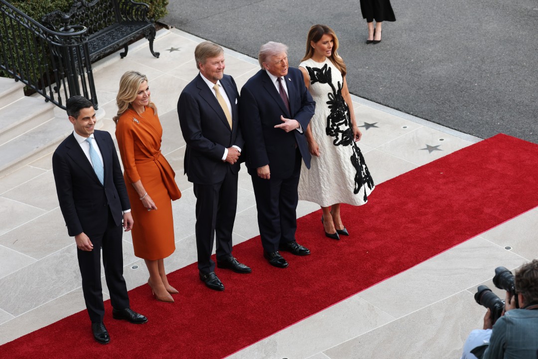 <p>Нидерландският крал Вилем-Александър сам пилотира самолета си до САЩ за работна визита при Доналд Тръмп. Срещата в Белия дом е прелюдия към очакваното в края на април историческо първо държавно посещение на британския монарх крал Чарлз III.</p>