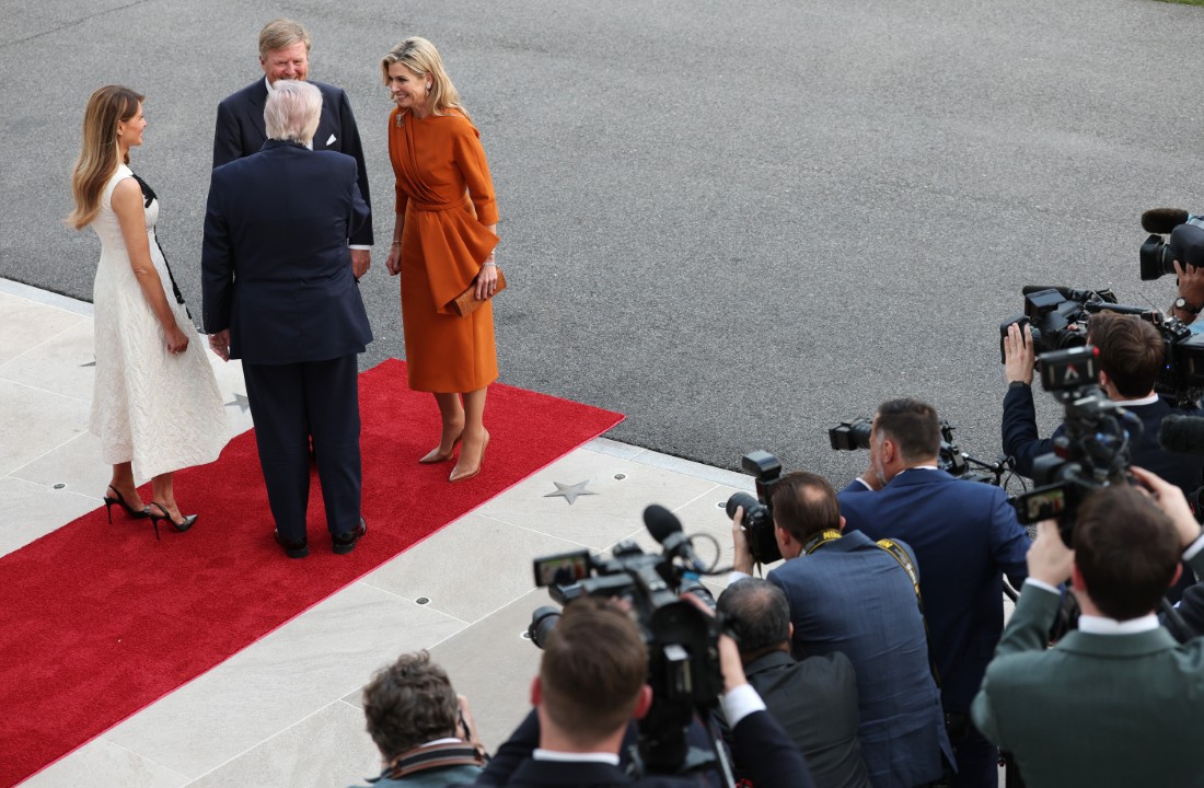 <p>Нидерландският крал Вилем-Александър сам пилотира самолета си до САЩ за работна визита при Доналд Тръмп. Срещата в Белия дом е прелюдия към очакваното в края на април историческо първо държавно посещение на британския монарх крал Чарлз III.</p>