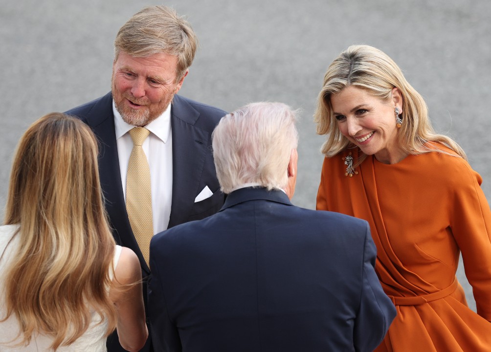 <p>Нидерландският крал Вилем-Александър сам пилотира самолета си до САЩ за работна визита при Доналд Тръмп. Срещата в Белия дом е прелюдия към очакваното в края на април историческо първо държавно посещение на британския монарх крал Чарлз III.</p>