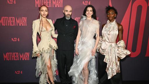 Блясък и стил: Ан Хатауей и Микаела Коел на специалната прожекция на „Mother Mary“ в Ню Йорк