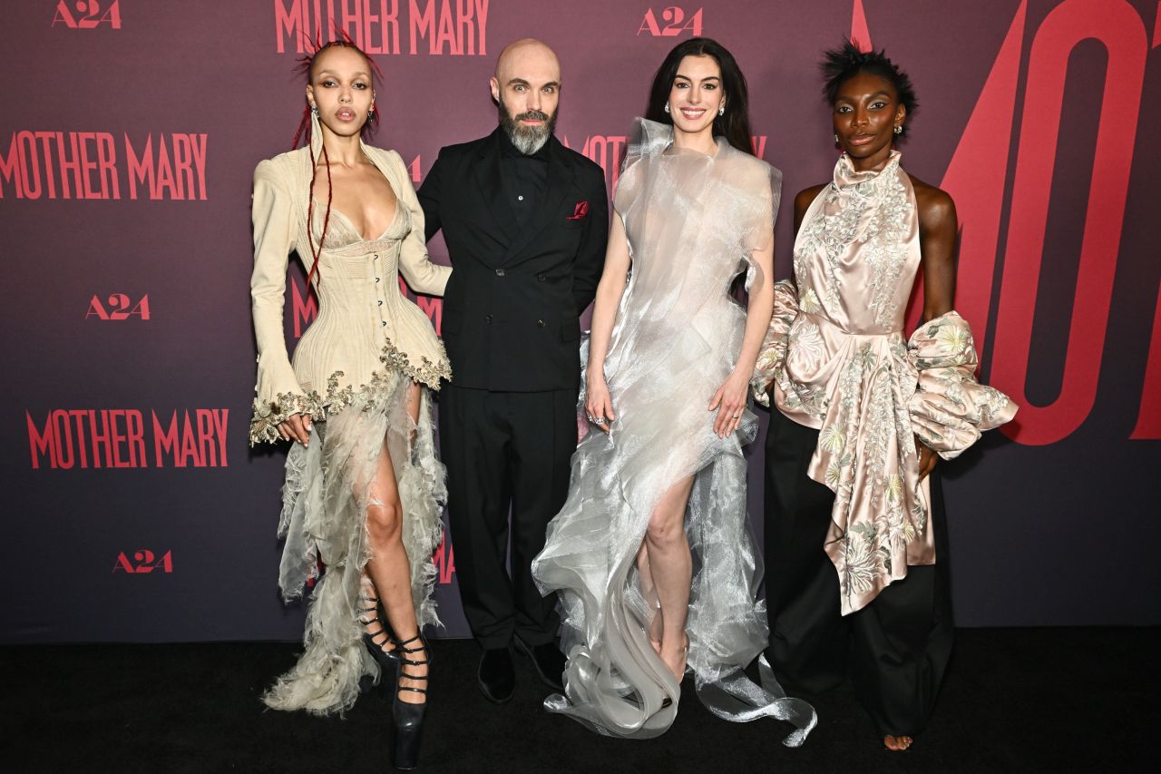 <p>Ан Хатауей, Микаела Коел и екипът на &bdquo;Mother Mary&ldquo; се присъединиха към официалните гости за специалната прожекция на филма в кино &bdquo;Метрограф&ldquo; в Ню Йорк.</p>