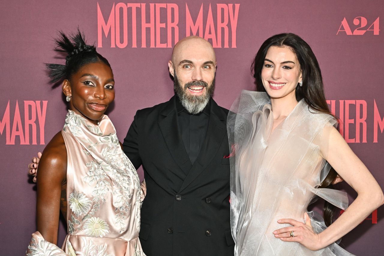 <p>Ан Хатауей, Микаела Коел и екипът на &bdquo;Mother Mary&ldquo; се присъединиха към официалните гости за специалната прожекция на филма в кино &bdquo;Метрограф&ldquo; в Ню Йорк.</p>