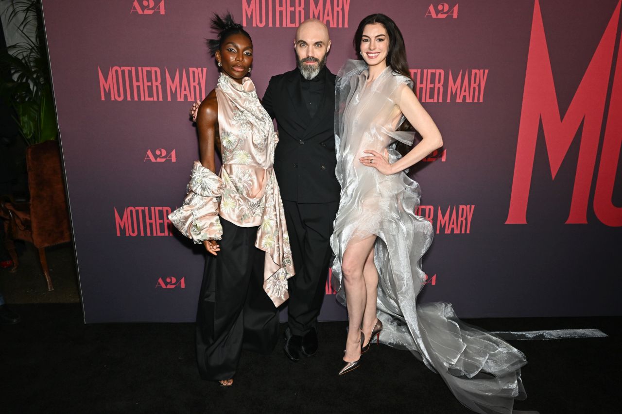 <p>Ан Хатауей, Микаела Коел и екипът на &bdquo;Mother Mary&ldquo; се присъединиха към официалните гости за специалната прожекция на филма в кино &bdquo;Метрограф&ldquo; в Ню Йорк.</p>