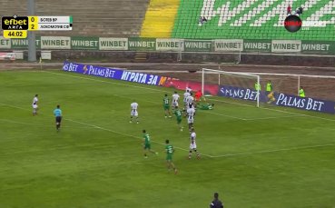 Изстрел на Мартин Смоленски срещна гредата