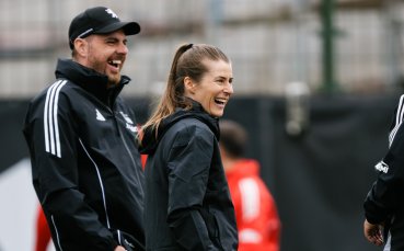 Виждали ли сте по-усмихнат треньор в мъжкия футбол? (снимки)