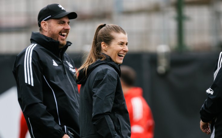 Виждали ли сте по-усмихнат треньор в мъжкия футбол? (снимки)