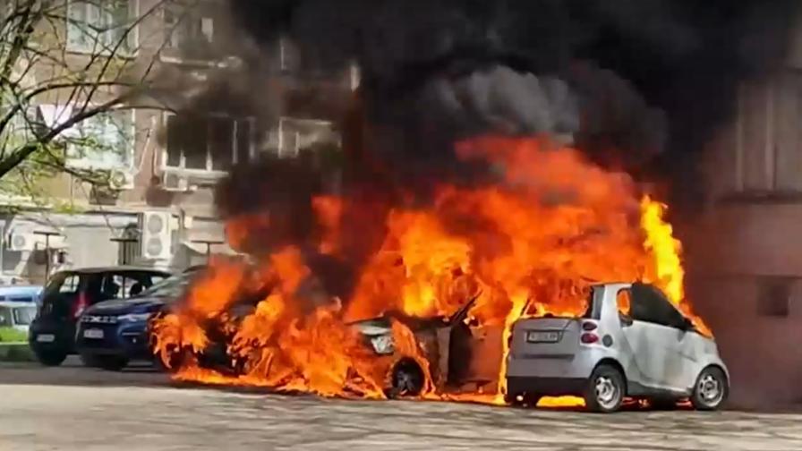 Четири автомобила изгоряха пред блок в Русе