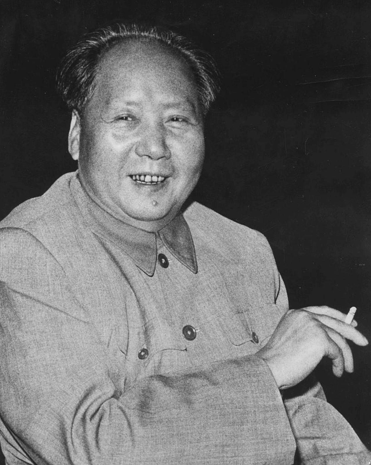 <p><strong>Мао Дзедун: &bdquo;Добродетелният&ldquo; революционер с апетит към млади жени</strong>- Ранният комунистически Китай силно залага на дисциплината и идеята, че личният живот трябва да служи изцяло на народа. Държавата налага строги социални правила за брака и дори назначава работни групи (известни като данвей), които да следят поведението. Естествено, извънбрачните връзки са били първи в списъка им за наблюдение. На този фон изпъква самият председател Мао. Разкази на хора от близкото му обкръжение (най-известният сред които е мемоарът на личния му лекар) описват един паралелен свят, в който Мао е имал сексуален достъп до множество млади жени.</p>