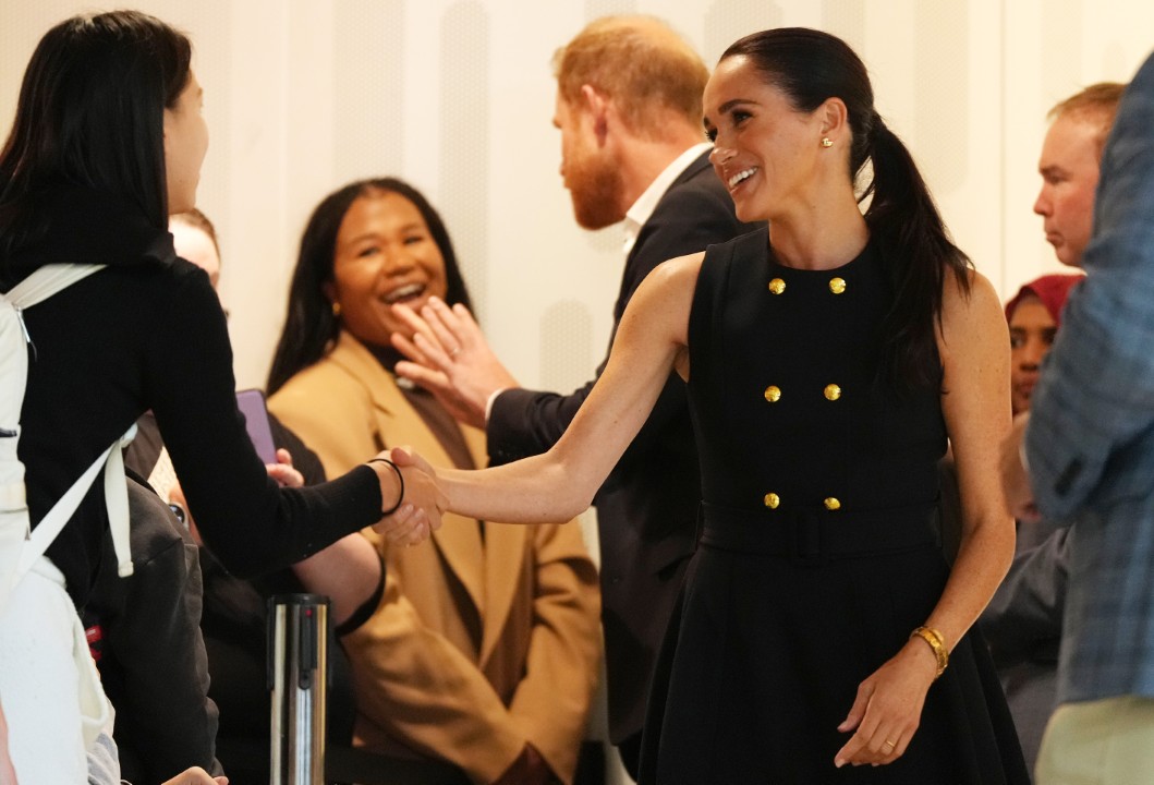 <p>Докато беше на натоварено турне в Австралия с принц Хари, Меган Маркъл отдели време в сряда, за да заснеме епизод за популярно телевизионно риалити. 44-годишната херцогиня на Съсекс ще се появи в специална гост-роля в 18-ия сезон на MasterChef Australia, който стартира тази неделя. Очаква се епизодът да бъде излъчен през лятото.</p>