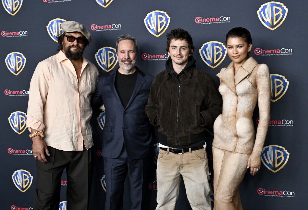 <p>Зендая заплени CinemaCon 2026 с визия на Schiaparelli, вдъхновена от &bdquo;Дюн 3&ldquo;. Актрисата сподели, че героинята ѝ Чани е по-зряла и изправена пред сурови изпитания. Премиерата на космическия епос с Тимъти Шаламе и Джейсън Момоа е на 18 декември.</p>