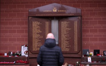 Играчите на Ливърпул почетоха жертвите от Хилзбъро