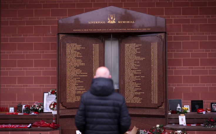 Играчите на Ливърпул почетоха жертвите от Хилзбъро