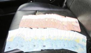 Пари и списъци с имена в кола с кандидат-депутат