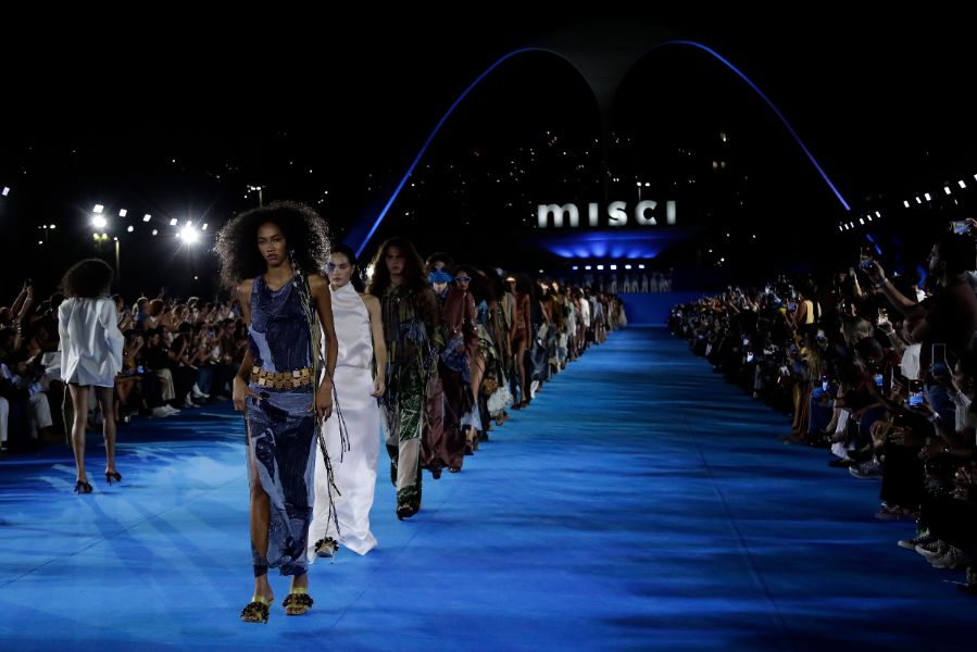 <p>Стартира Седмицата на модата в Рио де Жанейро. Събитието събра водещи дизайнери и привлече вниманието с модерни и смели визии, представящи актуалните тенденции в бразилската мода.</p>