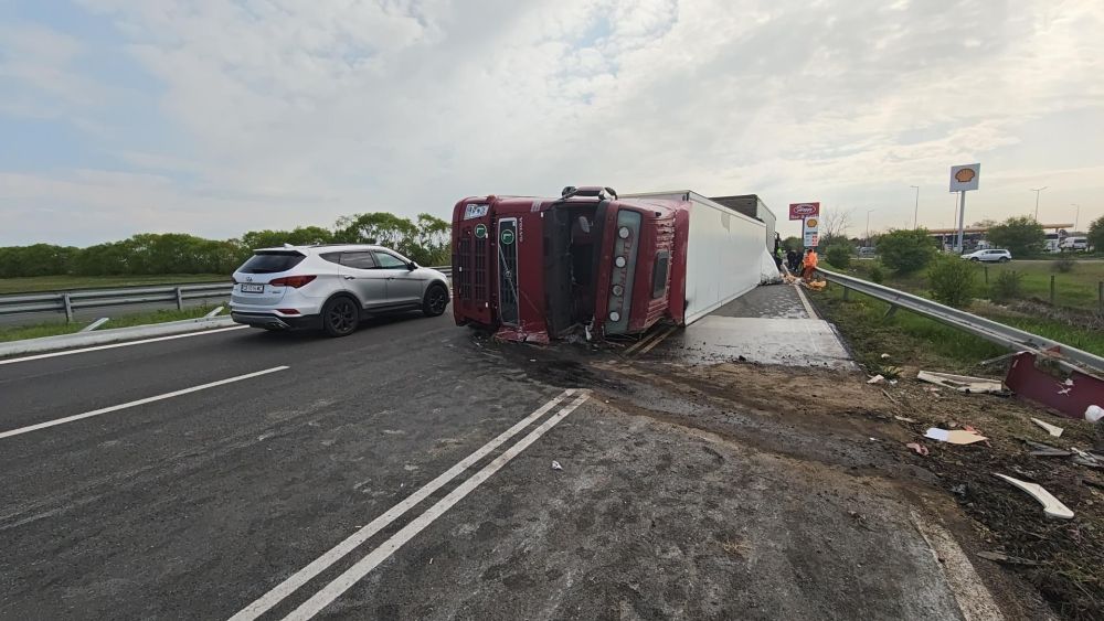 Камион се преобърна и разсипа тонове картофи на АМ "Тракия"