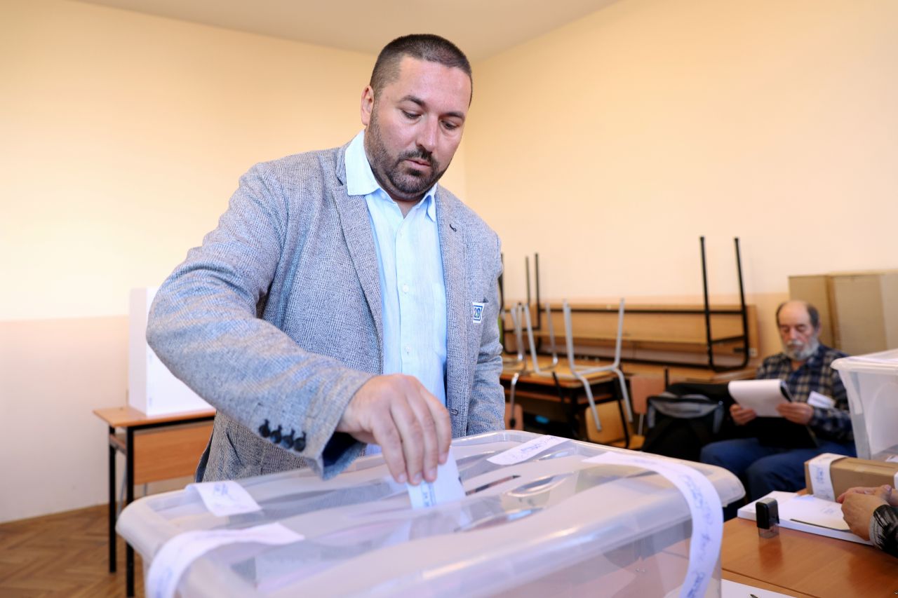 <p>В 95 СУ &ldquo;Проф. Иван Шишманов&ldquo;, лидерът на &bdquo;Сияние&ldquo; Николай Попов упражнява правото си на глас.</p>