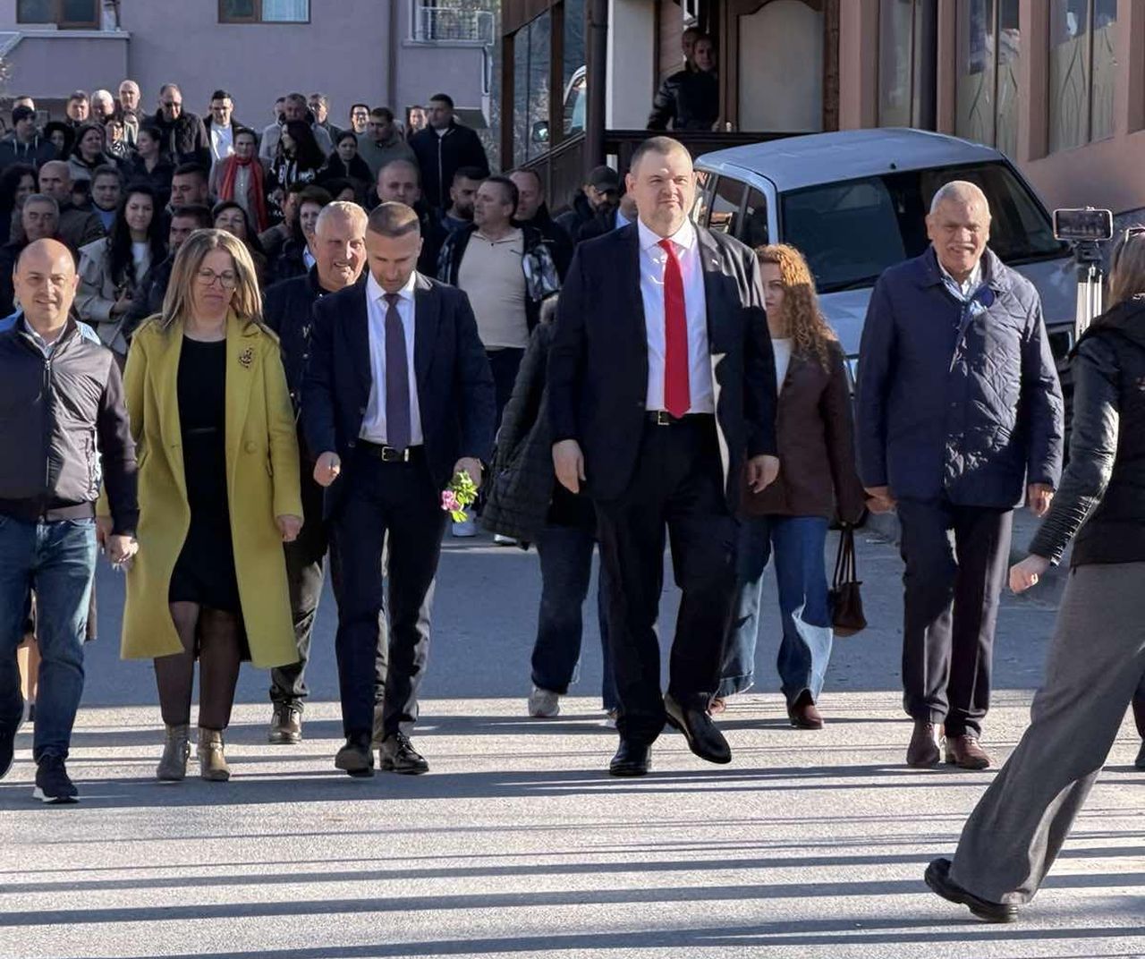 <p>Днес българските граждани избират в каква държава искат да живеят и на кого ще поверят отговорността за бъдещето си. Аз избрах държавата на хората, за да има повече държавност, просперитет и сигурност за хората. Това каза лидерът на ДПС-Ново начало Делян Пеевски, който гласува в село Бабяк, община Белица, област Благоевград.</p>