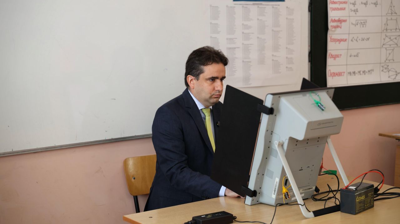 <p>София, 19 април, гласува Божидар Божанов, ПП &ldquo; Да, България&rdquo;. Отговори на въпроси на журналисти</p>