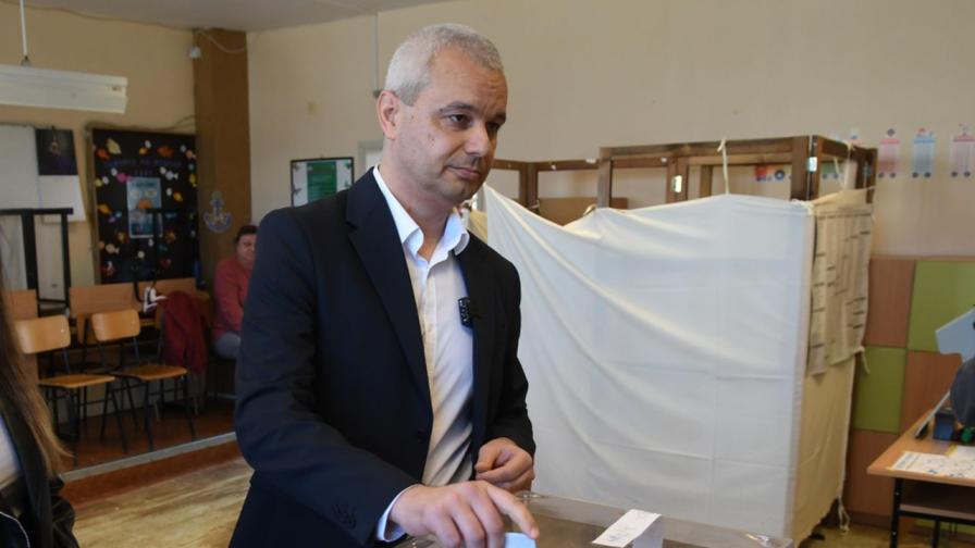 Костадинов гласува с дъщеря си: Винаги, когато гласувам, тя е с мен и ѝ показвам как се прави