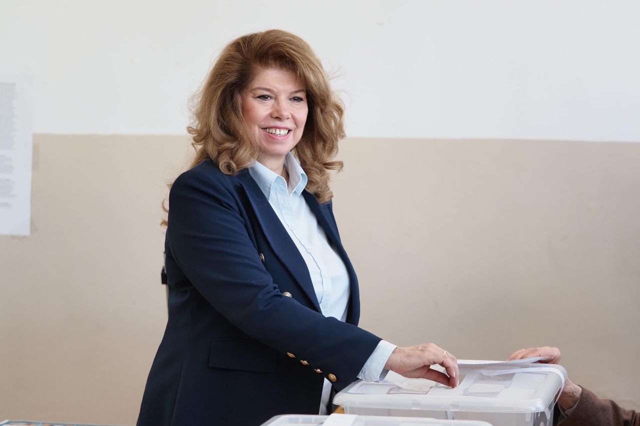 <p>Днес, 19 април, в Софийската професионална гимназия по електроника &bdquo;Джон Атанасов&ldquo; държавният глава Илияна Йотова (на снимката) упражни правото си на глас в предсрочните парламентарни избори за 52-то Народно събрание.</p>